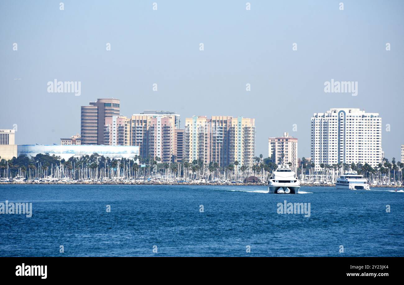 Long Beach, Usa. September 2024. Hafen von Long Beach, wo Kreuzfahrtschiffe ankern und Passagiere einsteigen, ist die Queen Mary dort angedockt und auf Booten für Hafenrundfahrten und Jet-Skifahrer sind oft in der Stadt Long Beach im Hintergrund zu sehen 7. September 2024 Long Beach Harbor, Long Beach, CA, USA. Foto: Paul Harris/ABACAPRESS. COM Credit: Abaca Press/Alamy Live News Stockfoto