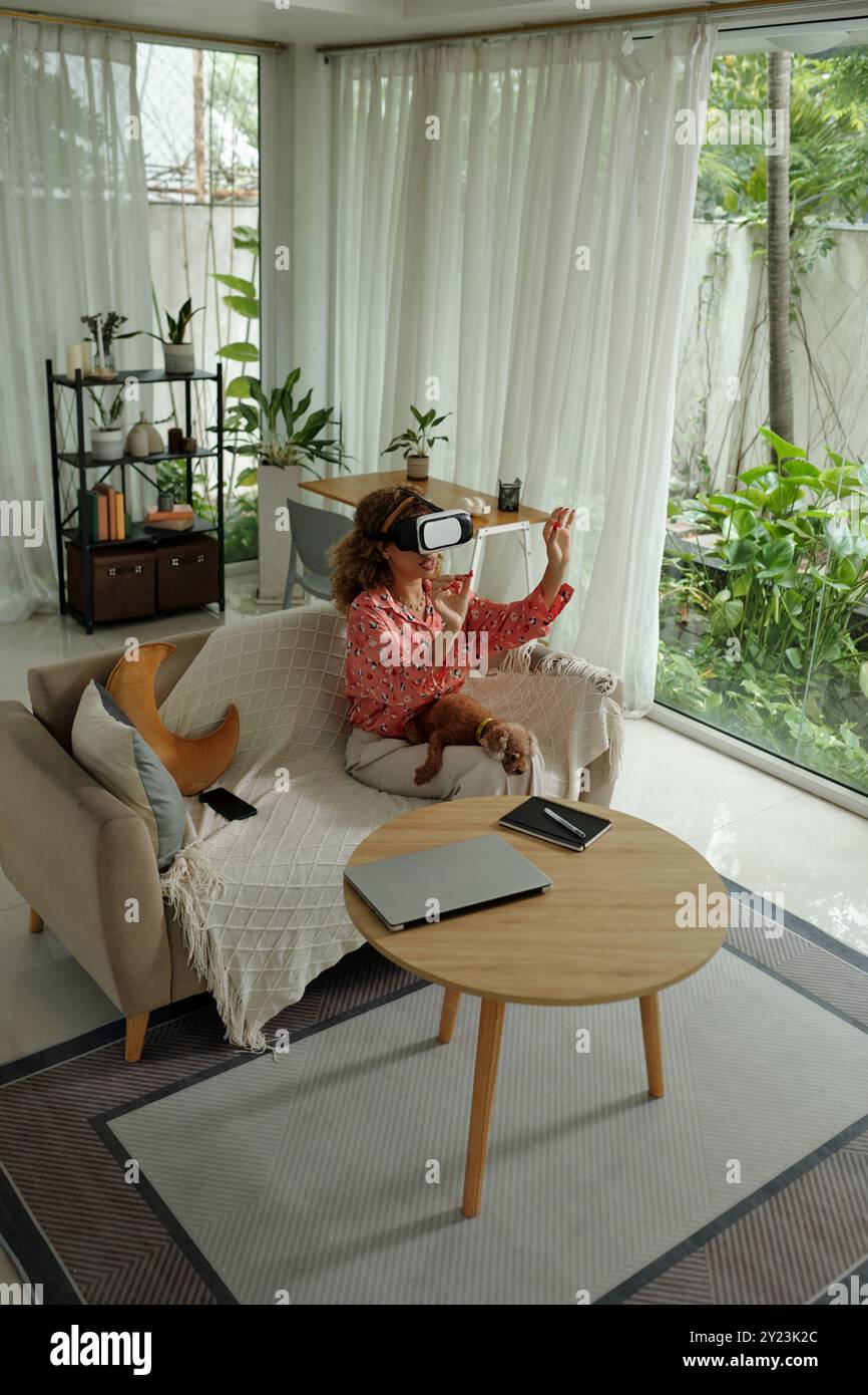 Frau, Die Zu Hause Virtuelles Spiel Spielt Stockfoto