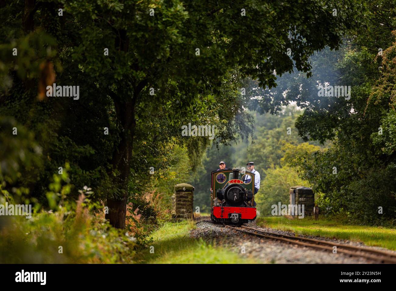 Denby Dale, Großbritannien. September 2024. Kirklees Light Railway Gala im Whistlestop Valley. Die Gastlokomotive Bonnie Dundee fährt von der Cleethorpes Coast Light Railway mit dem Zug nach Shelley. Quelle: Neil Terry/Alamy Live News Stockfoto