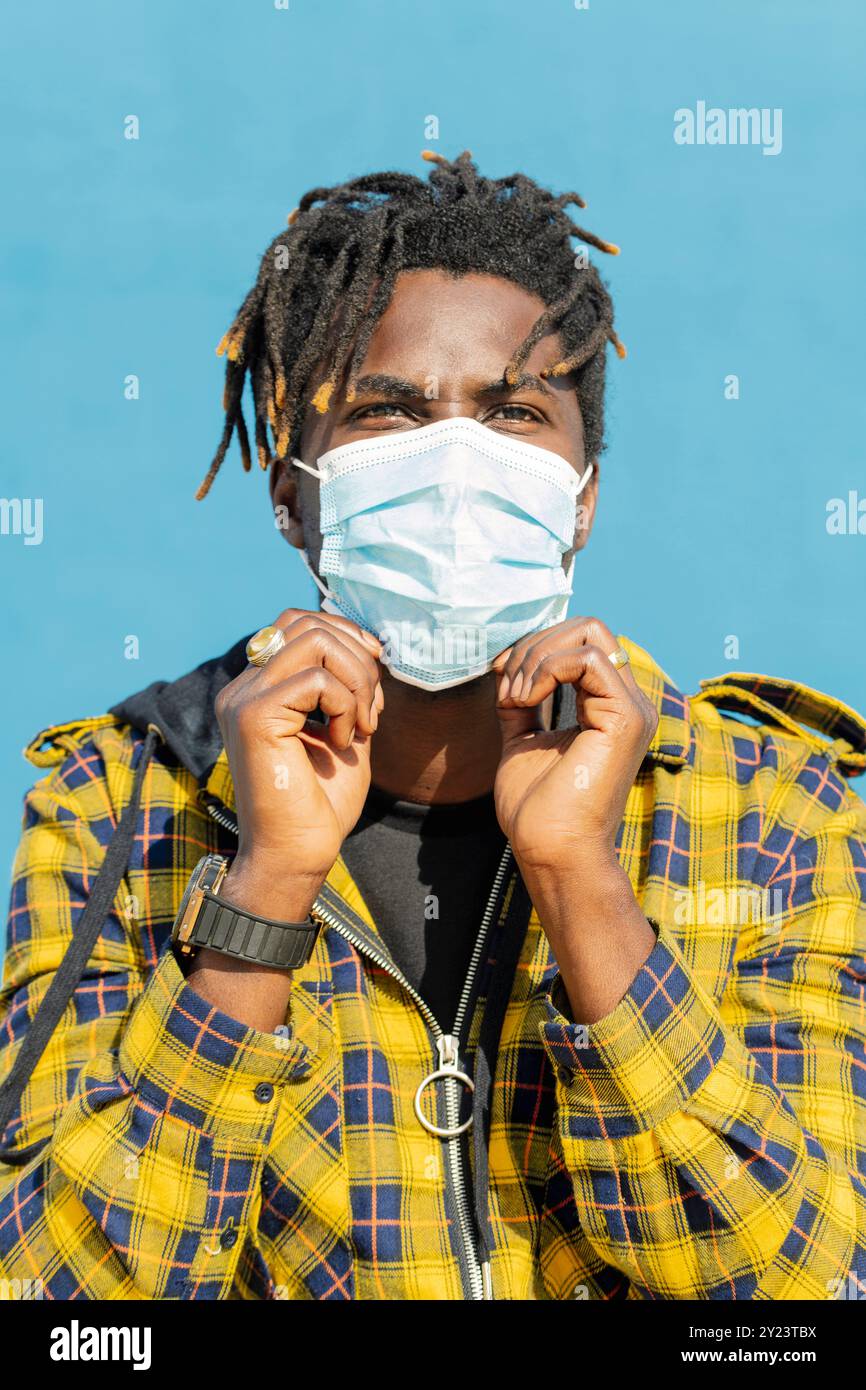 Junger afrikanischer Mann mit Schutzmaske Stockfoto