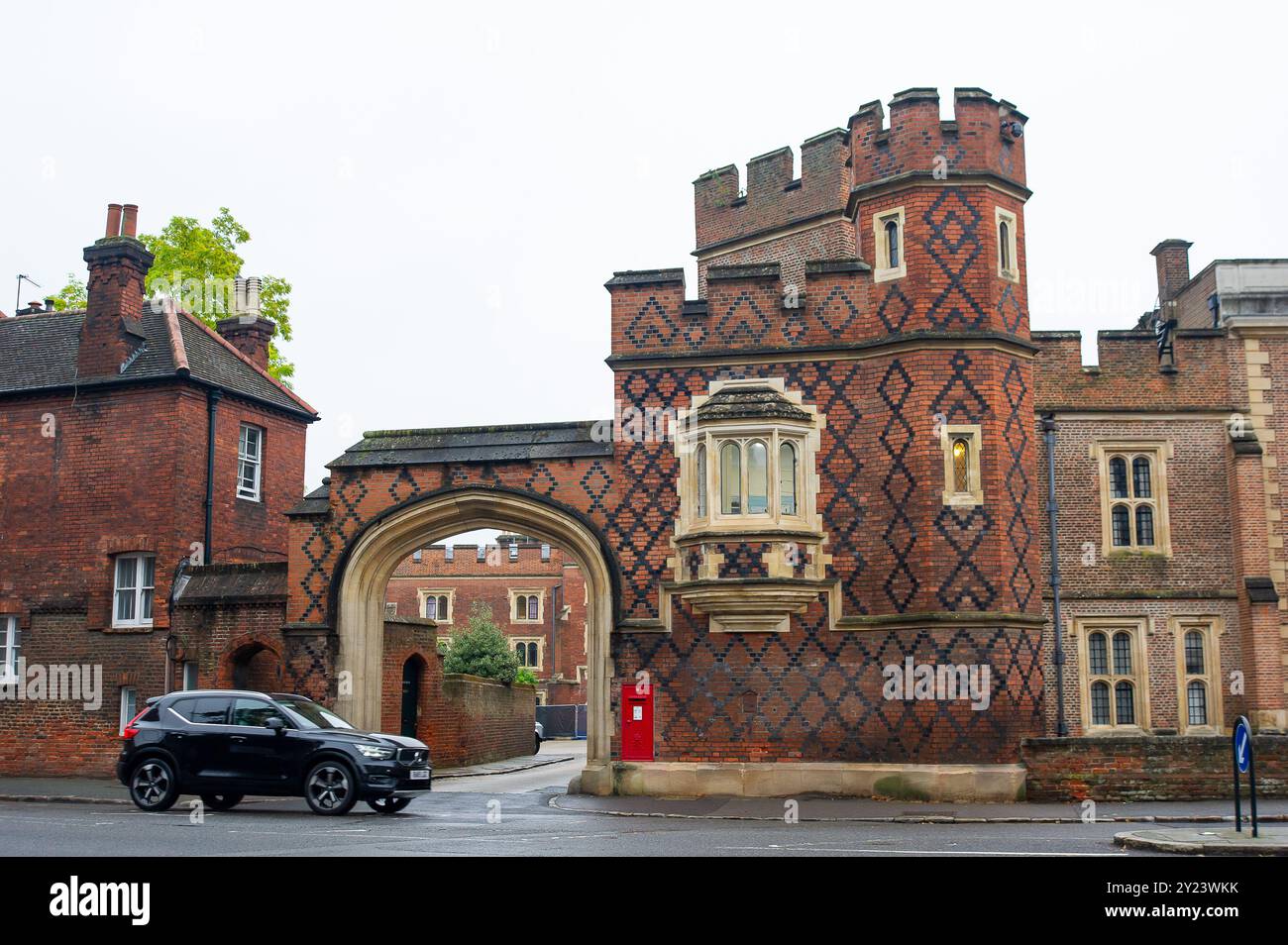 Eton, Großbritannien. September 2024. Eton College in Eton, Windsor, Berkshire. Das Eton College hat Berichten zufolge an die Eltern der Schüler geschrieben, um ihnen zu sagen, dass die Schule die Schulgebühren ab Januar 2025 wahrscheinlich um 20 % erhöhen wird. Die neue Labour-Regierung plant, die Mehrwertsteuerbefreiung auf Schulgebühren für unabhängige Schulen aufzuheben. Die Gebühren für den Besuch der berühmten Schule belaufen sich derzeit auf £52.749 pro Jahr, werden aber voraussichtlich auf etwa £63.000 steigen. Es wird erwartet, dass die umstrittene Politik der Regierung vor dem High Court als angebliche Verletzung der Menschenrechte angefochten wird. Kredit: Maureen McLean/Alamy Stockfoto