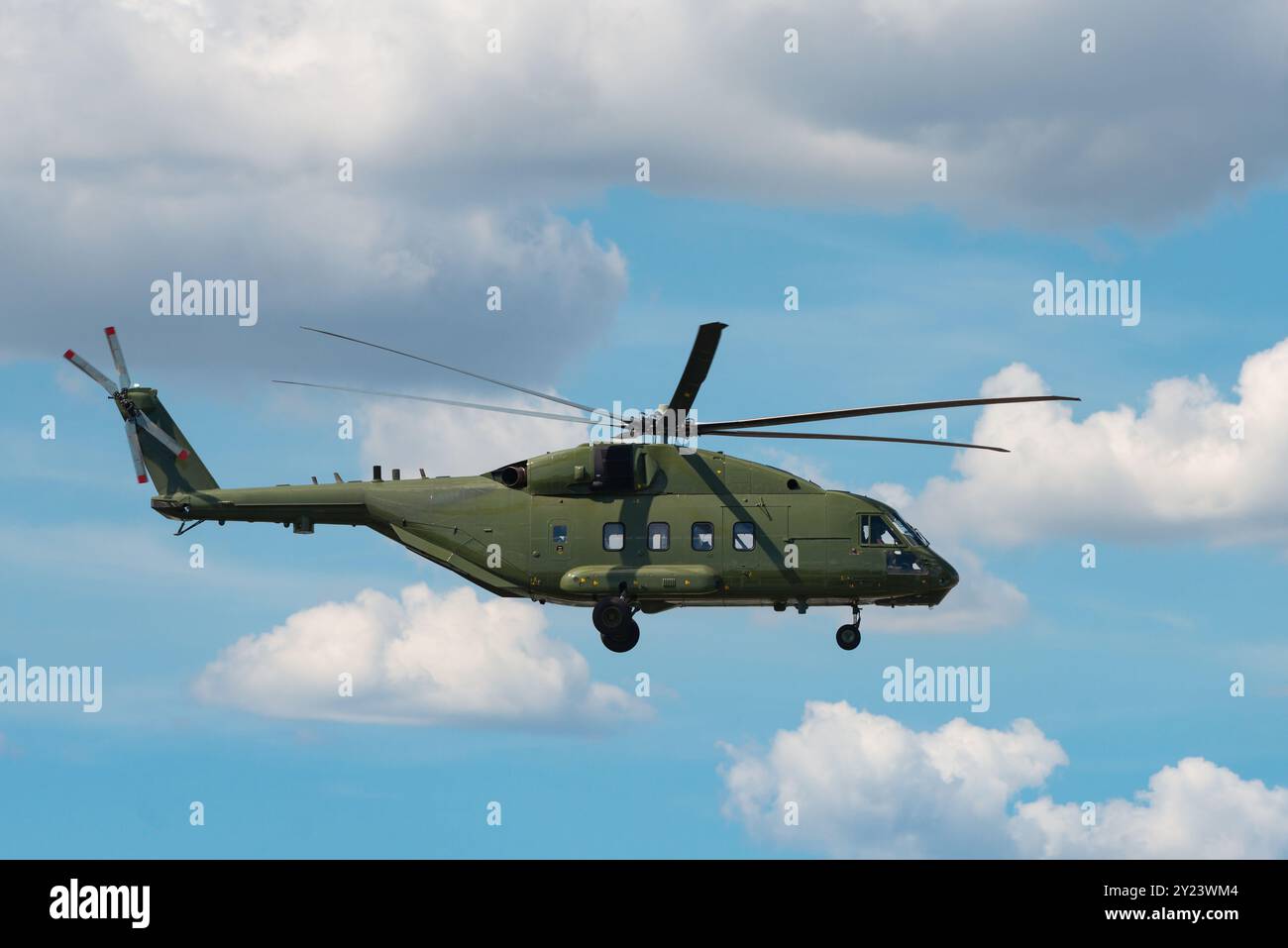 Russischer mittelgroßer Mehrzweckhubschrauber zwei Triebwerke fortschrittliche Übertragung blauer Himmel Wolken Hintergrund Stockfoto