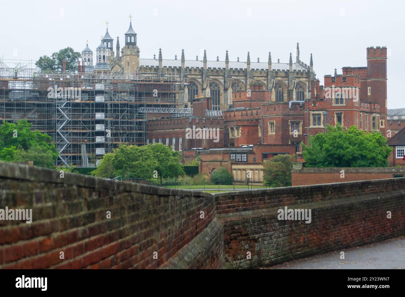 Eton, Großbritannien. September 2024. Eton College in Eton, Windsor, Berkshire. Das Eton College hat Berichten zufolge an die Eltern der Schüler geschrieben, um ihnen zu sagen, dass die Schule die Schulgebühren ab Januar 2025 wahrscheinlich um 20 % erhöhen wird. Die neue Labour-Regierung plant, die Mehrwertsteuerbefreiung auf Schulgebühren für unabhängige Schulen aufzuheben. Die Gebühren für den Besuch der berühmten Schule belaufen sich derzeit auf £52.749 pro Jahr, werden aber voraussichtlich auf etwa £63.000 steigen. Es wird erwartet, dass die umstrittene Politik der Regierung vor dem High Court als angebliche Verletzung der Menschenrechte angefochten wird. Kredit: Maureen McLean/Alamy Stockfoto