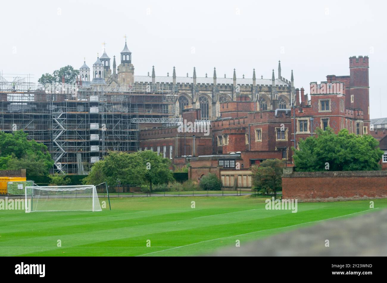 Eton, Großbritannien. September 2024. Eton College in Eton, Windsor, Berkshire. Das Eton College hat Berichten zufolge an die Eltern der Schüler geschrieben, um ihnen zu sagen, dass die Schule die Schulgebühren ab Januar 2025 wahrscheinlich um 20 % erhöhen wird. Die neue Labour-Regierung plant, die Mehrwertsteuerbefreiung auf Schulgebühren für unabhängige Schulen aufzuheben. Die Gebühren für den Besuch der berühmten Schule belaufen sich derzeit auf £52.749 pro Jahr, werden aber voraussichtlich auf etwa £63.000 steigen. Es wird erwartet, dass die umstrittene Politik der Regierung vor dem High Court als angebliche Verletzung der Menschenrechte angefochten wird. Kredit: Maureen McLean/Alamy Stockfoto