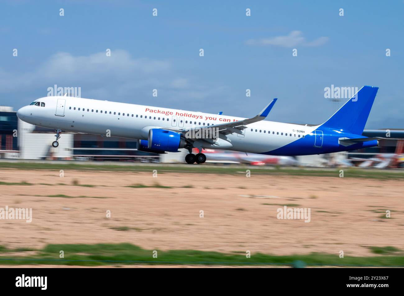 Airbus A321neo Flugzeug der Billigfluggesellschaft Jet2 startet am Flughafen Alicante, El Altet. Stockfoto