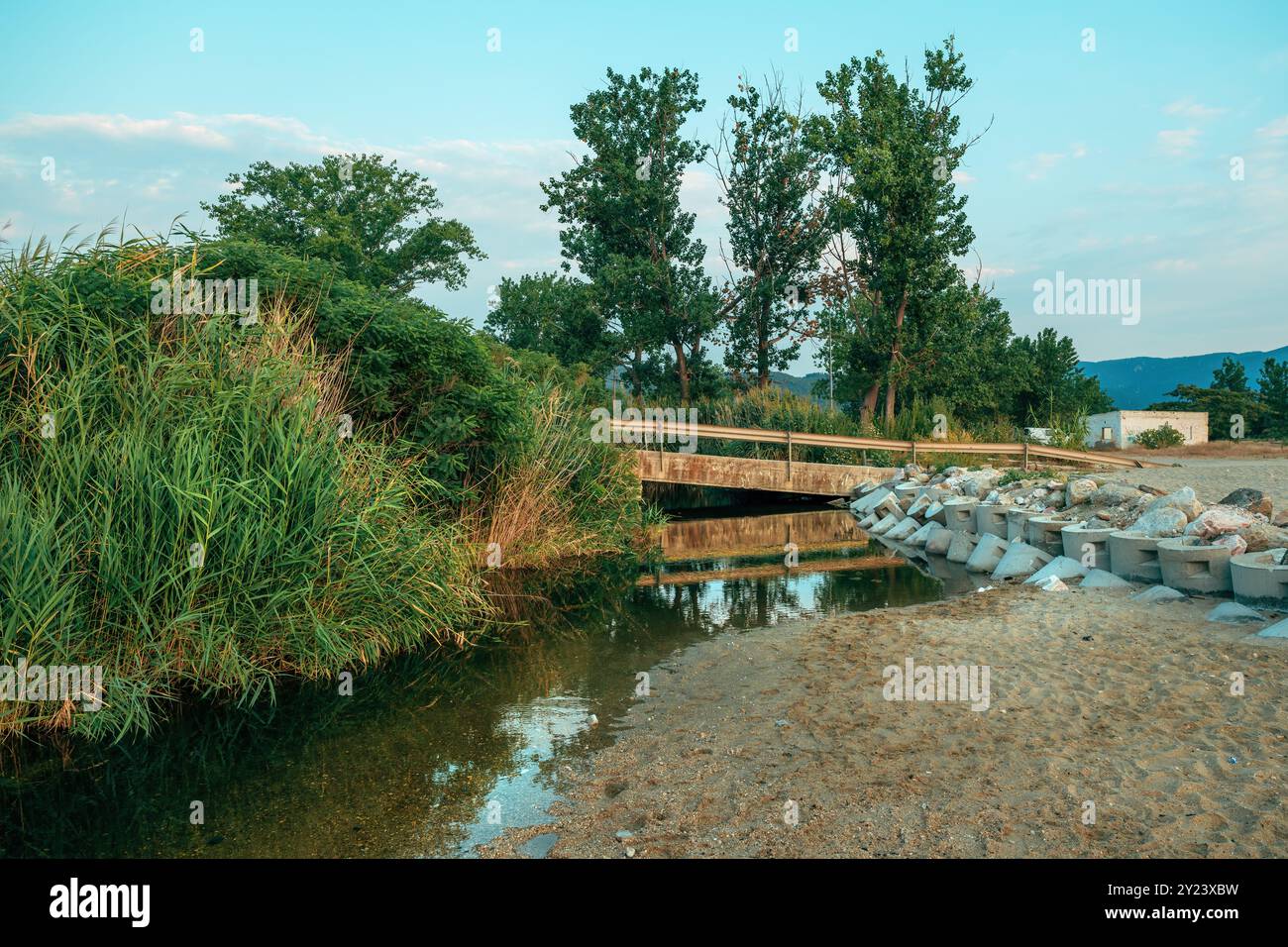 Der Richeios River, einer der ältesten Flüsse Griechenlands, fließt vom Volvi-See durch das mazedonische Tempi-Tal bis zum Golf von Strimonikos. Selektiver Fokus Stockfoto