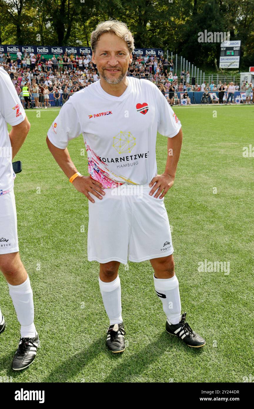 Patrick Bach beim Benefiz-Fußballspiel Kicken mit Herz 2024 zu Gunsten des Herzzentrums des UKE im Stadion des SC Victoria. Hamburg, 08.09.2024 *** Patrick Bach beim Benefizfußballspiel Kicken mit Herz 2024 zu Unterstützung des UKE Heart Center im SC Victoria Hamburg Stadion, 08 09 2024 Foto:xgbrcix/xFuturexImagex kicken 4989 Stockfoto