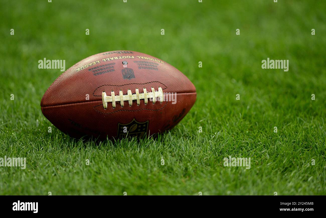 Aktenfoto vom 29.09.2013 mit detaillierter Ansicht eines offiziellen NFL Wilson American Football. Die Detroit Lions überstanden ein Comeback der Los Angeles Rams im vierten Viertel und errangen einen Sieg am Eröffnungstag in der Überstunden. Ausgabedatum: Montag, 9. September 2024. Stockfoto