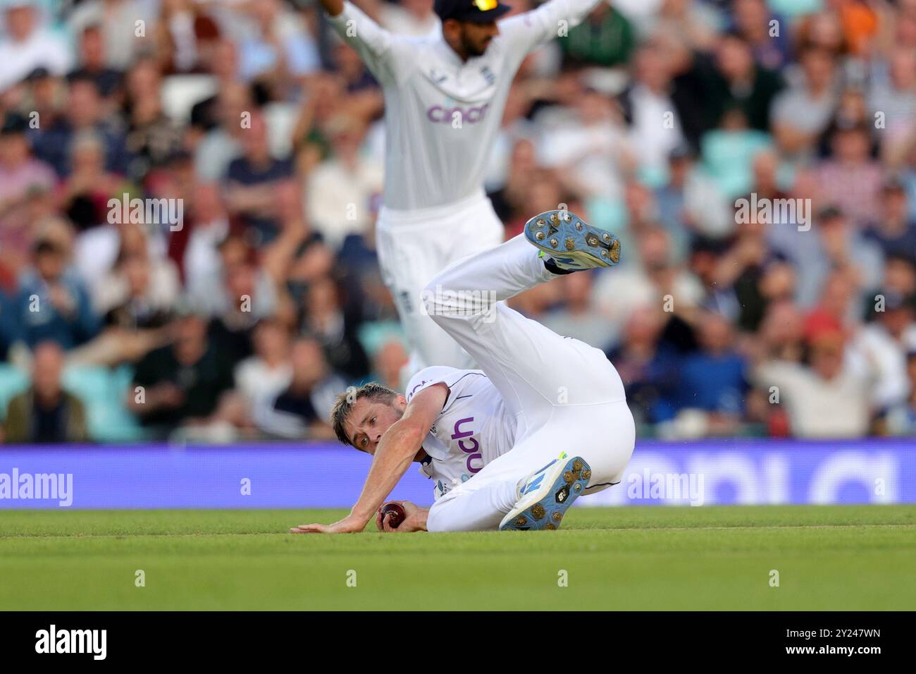 London, England. September 2024. Der Engländer Chris Woakes holt sich den Fang von Dimuth Karunaratne aus Sri Lanka während des dritten Tages des Rothesay Men's Third Test Matches zwischen England und Sri Lanka im Kia Oval. Quelle: Ben Whitley/Alamy Live News Stockfoto