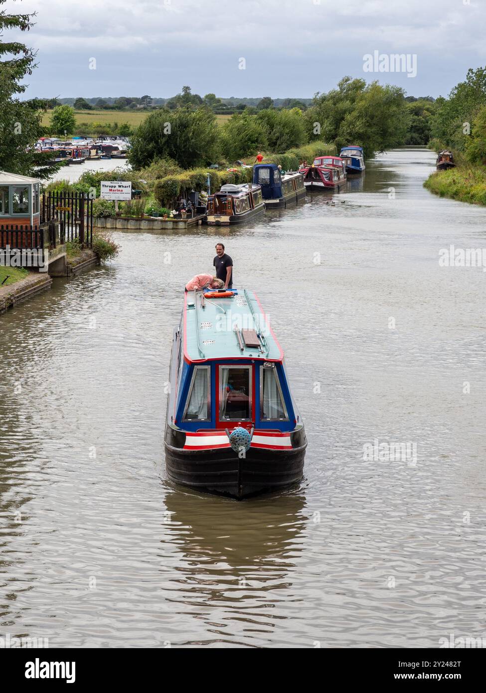 Schmalbootfahrt auf dem Grand Union Kanal, durch Thrupp Wharf, Cosgrove, Northamptonshire, Großbritannien Stockfoto