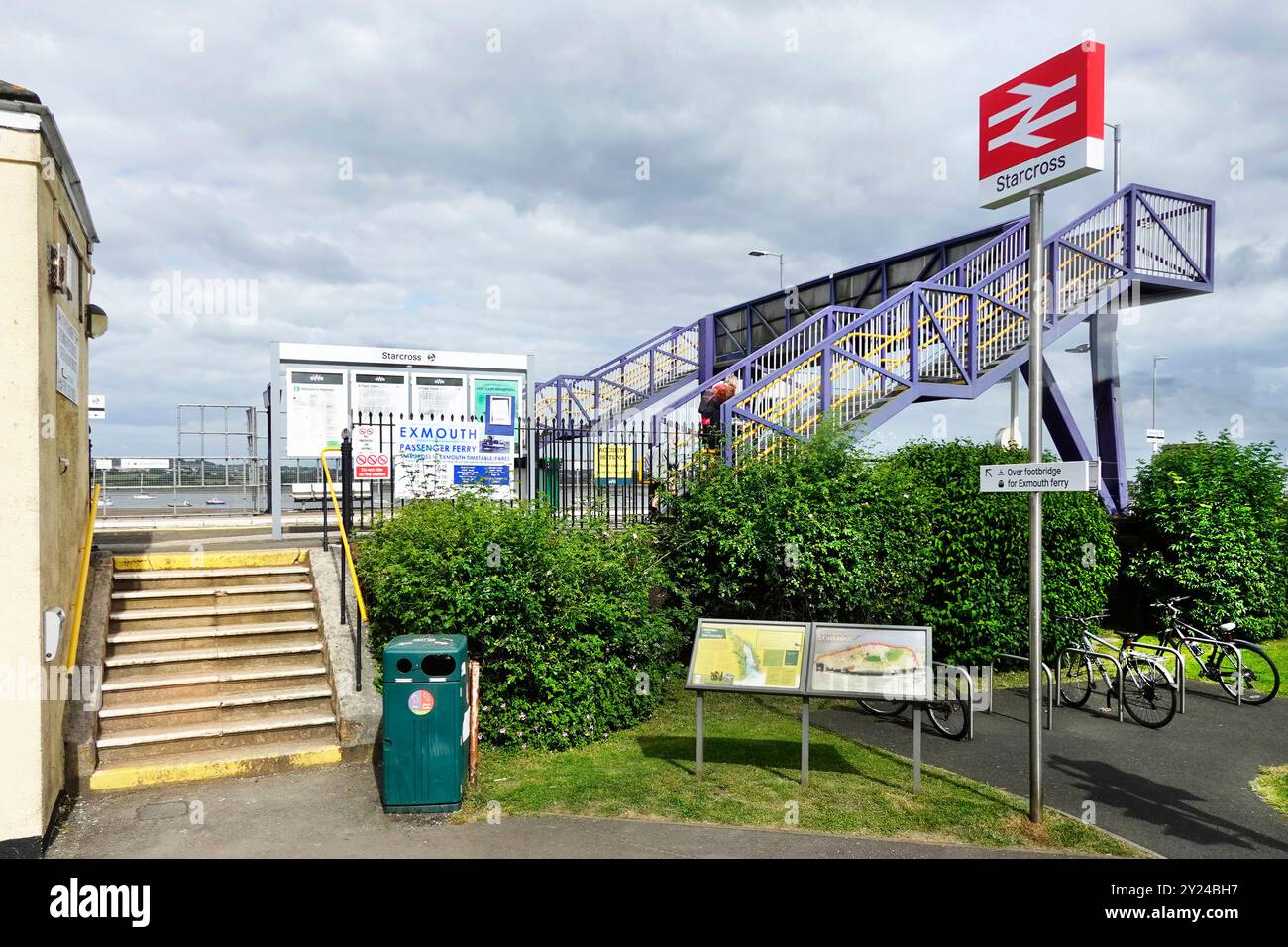 Starcross Village Bahnhof Treppen Fußgängerbrücke Zugang London Penzance Bahnsteige & River exe Shore für Exmouth Ferry Devon England Großbritannien Stockfoto