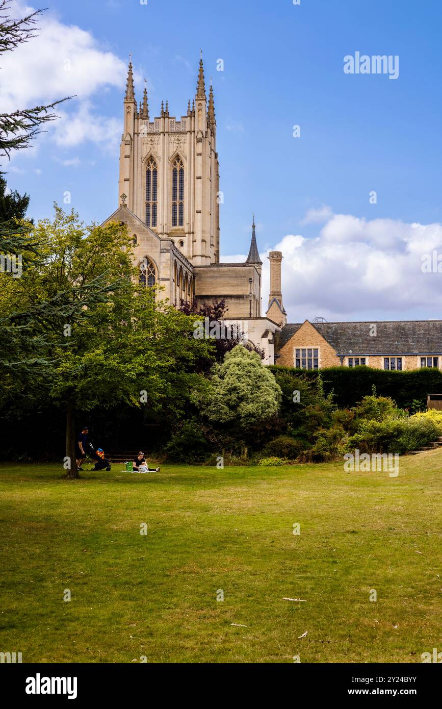 Hohe stehende Abtei mit blauem Himmel und weißen Wolken und Blumen und grünem Gras im Vordergrund mit Titelraum, freiem Raum, Kopierraum Stockfoto