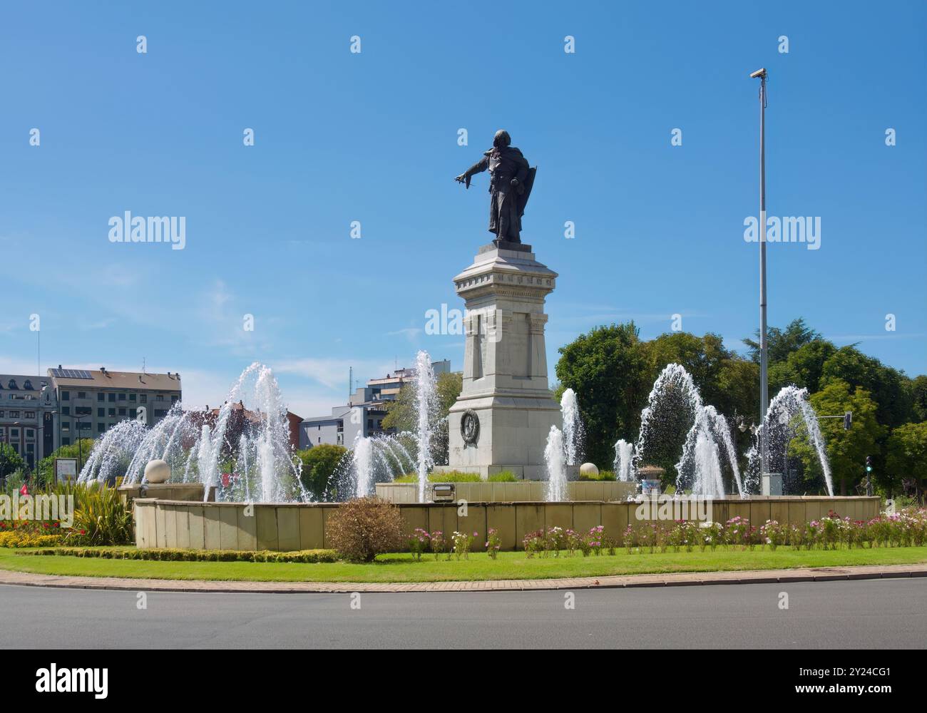 1894 Bronzeskulptur Monumento a Guzmán el Bueno von Aniceto Marinas und Brunnen im Kreisverkehr Plaza Guzman El Bueno Leon Castile und Leon Spanien Stockfoto