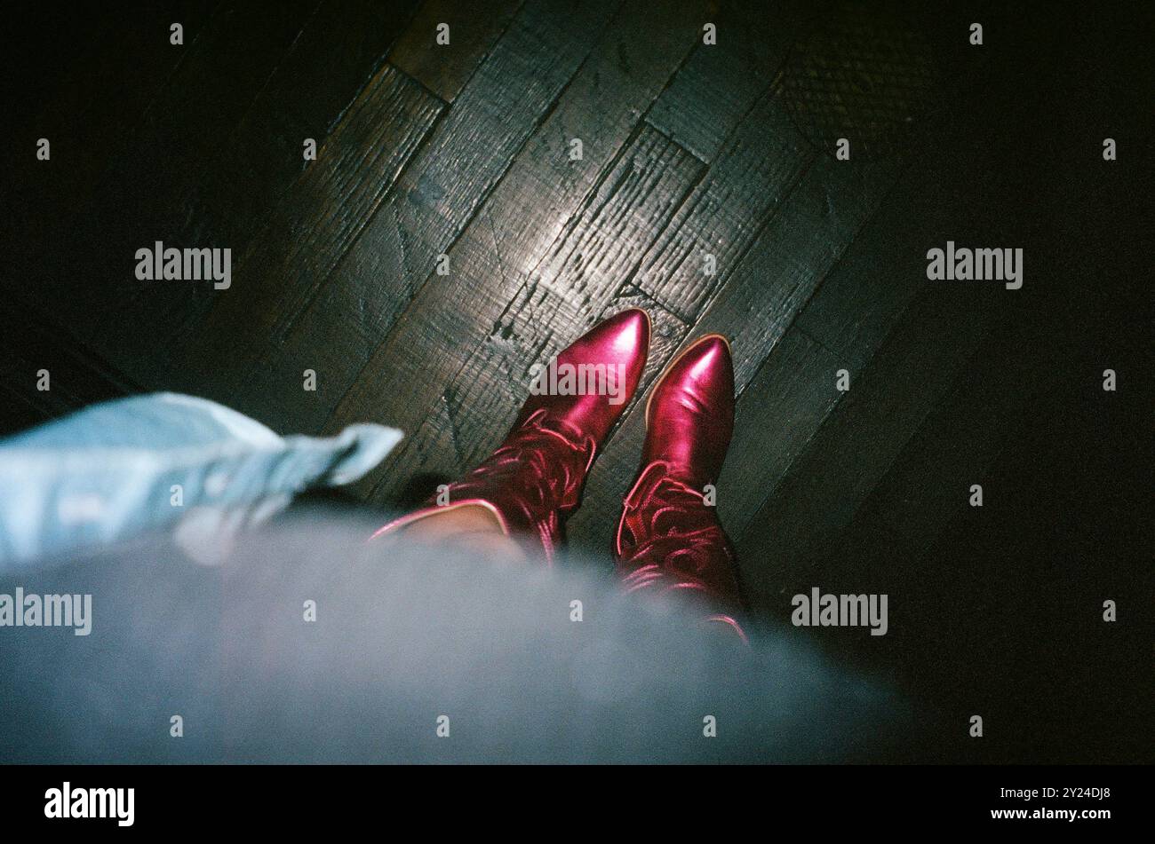 Die leuchtend pinken Cowboy-Stiefel über dem Kopf Stockfoto