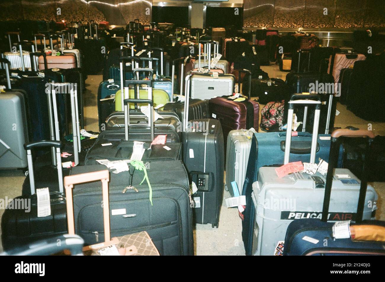 Eine chaotische Ansammlung verlassener Koffer, die an einem Flughafen überfüllt sind Stockfoto Eine chaotische Ansammlung verlassener Koffer, die an einem Flughafen überfüllt sind Stockfoto