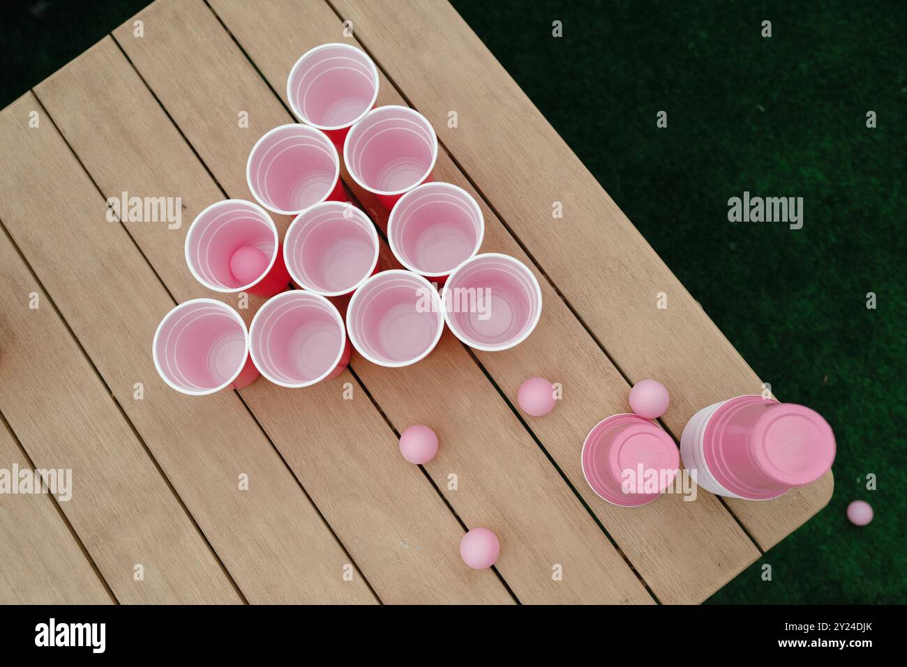 Bier-Pong-Set mit pinken Bechern und Bällen Stockfoto