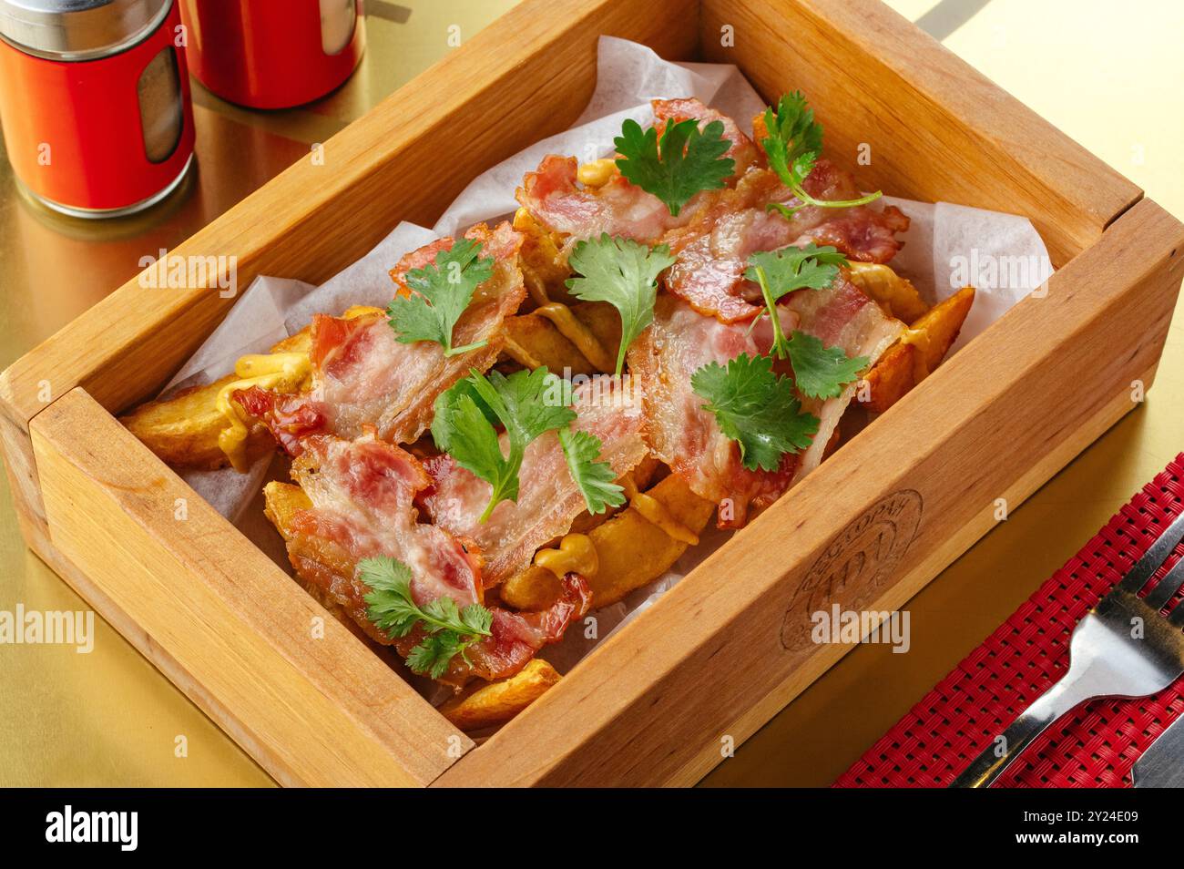 Bier-Snacks auf einem Holztablett Stockfoto