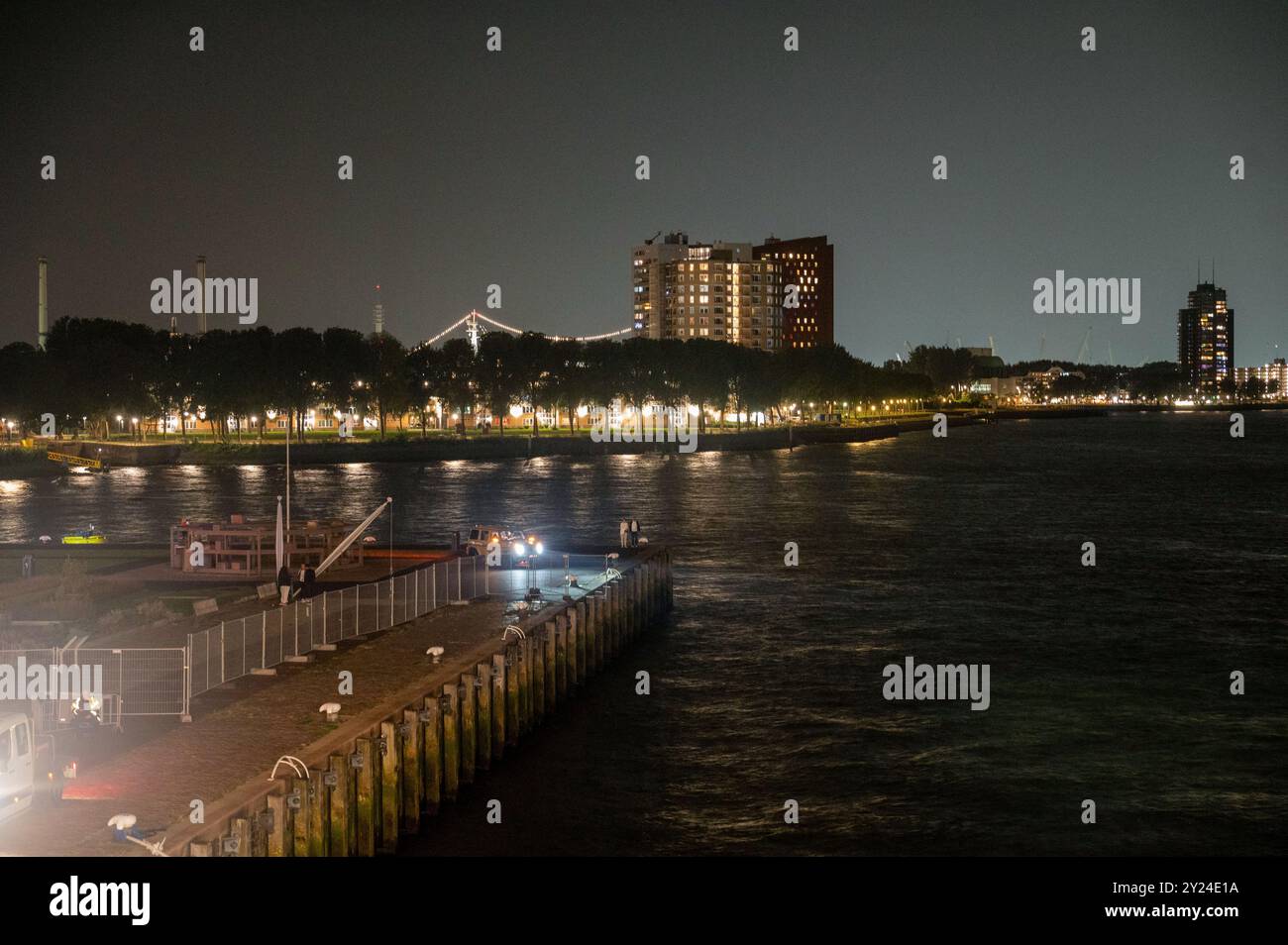 Gebäude der Stadt Rotterdam bei Nacht, vom Flusshafen aus gesehen, auf das alte Gebäude der Holland America Line Stockfoto