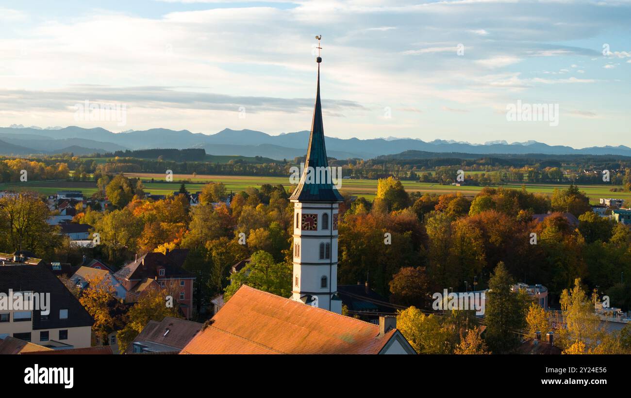 Leutkirch im Allgäu mit Kirche, Landschaft, Kühen, Weitsicht Stockfoto