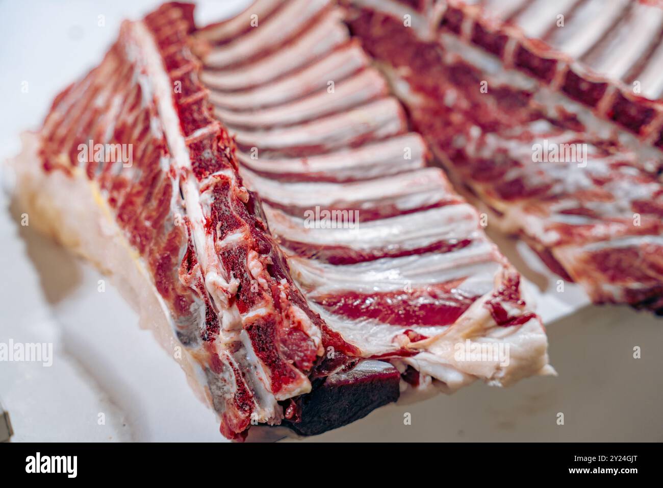 Ein großes Stück Fleisch wird in Streifen geschnitten Stockfoto