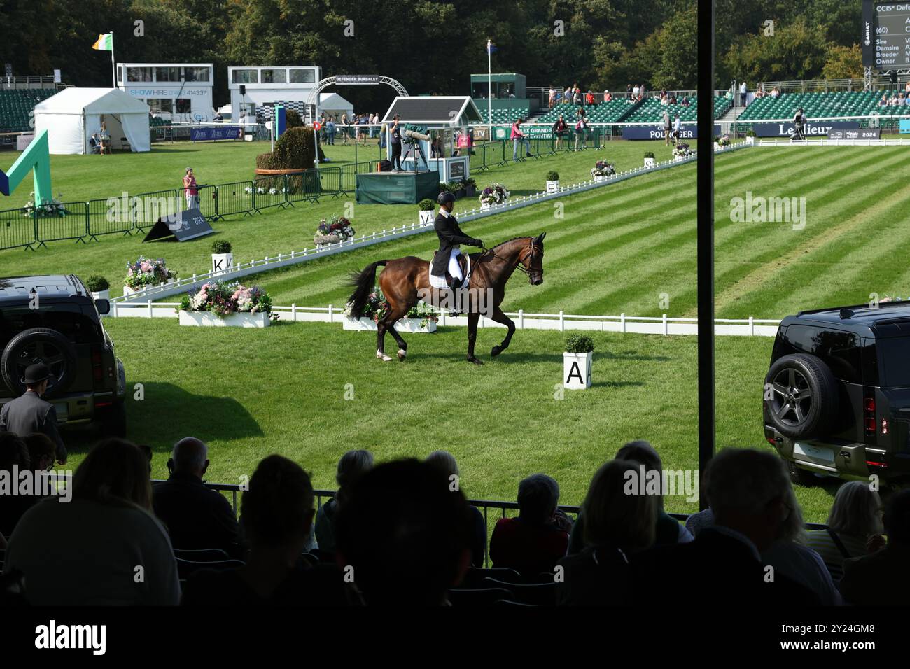 Aistis Vitkauskas an Bord des Commander VG begibt sich am 6. September 2024 in die Arena bei den Defender Burghley Horse Trials in Stamford, Lincolnshire. Stockfoto