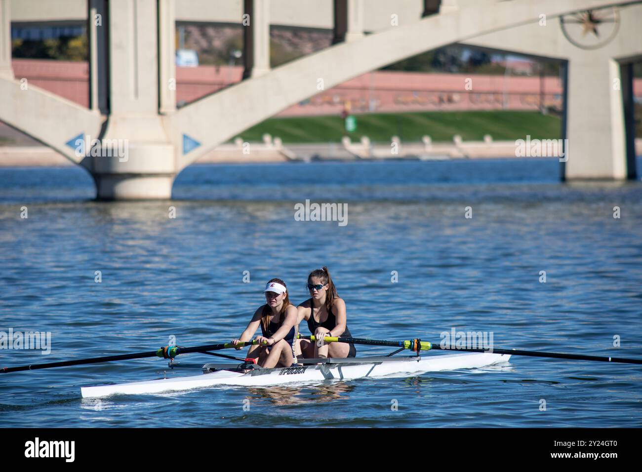 Zwei Frauen rudern Schädel in Tempe Town Lake Arizona Stockfoto