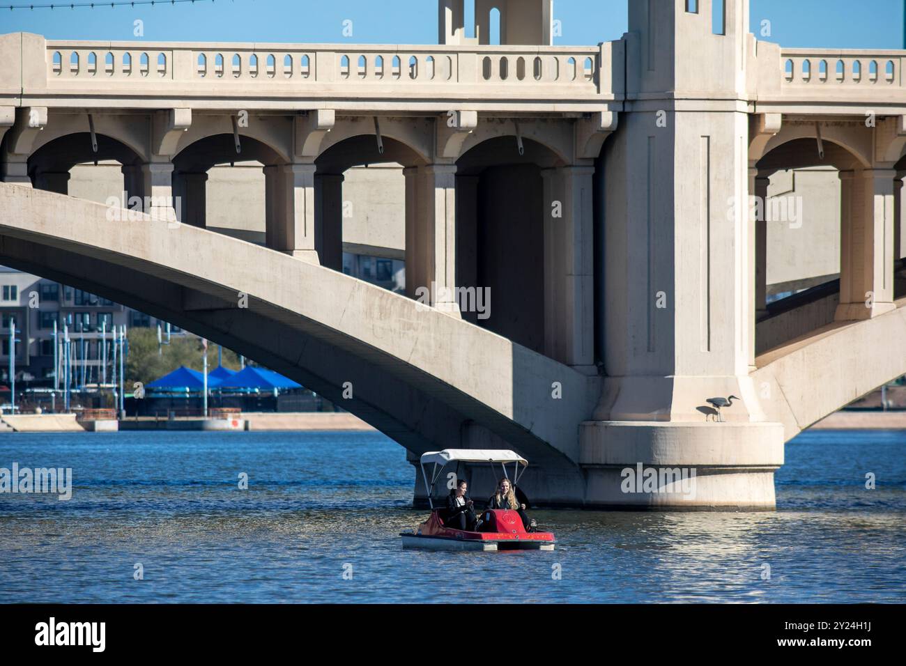 Frauen in einem Paddelboot auf Tempe Town Lake Arizona Stockfoto