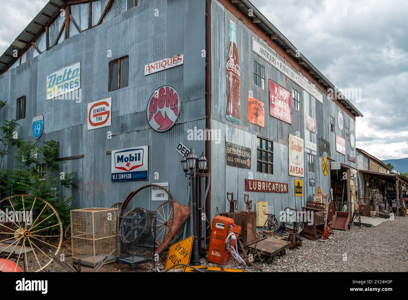 Metallscheune mit antiken Schildern bedeckt Stockfoto