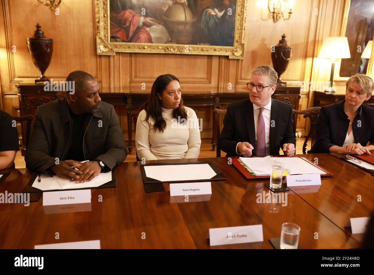 (Von links nach rechts) Schauspieler idris Elba, Yemi Hughes, dessen 19-jähriger Sohn Andre Aderemi 2016 ermordet wurde, Premierminister Sir Keir Starmer und Innenministerin Yvette Cooper während eines Messerverbrechens in der Downing Street 10 in London. Der Premierminister hat eine neue Koalition zur Bekämpfung der Messerkriminalität ins Leben gerufen, die verhindern soll, dass junge Menschen in gewalttätige Banden gezerrt werden. Bilddatum: Montag, 9. September 2024. Stockfoto