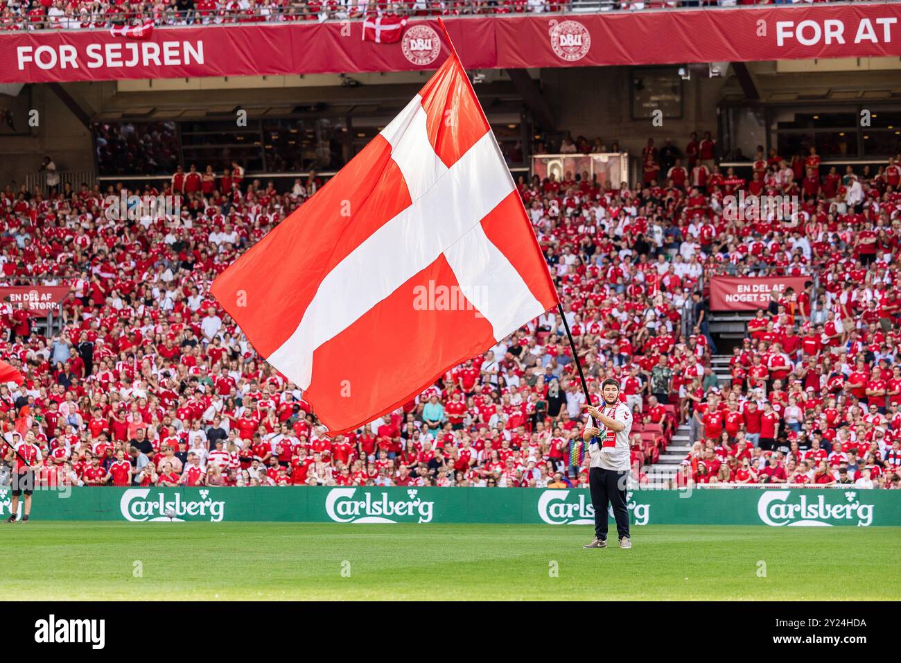 Kopenhagen, Dänemark. September 2024. Dänische Fußballfans wurden auf den Tribünen während des Spiels der UEFA Nations League zwischen Dänemark und Serbien in Parken in Kopenhagen gesehen. Quelle: Gonzales Photo/Alamy Live News Stockfoto