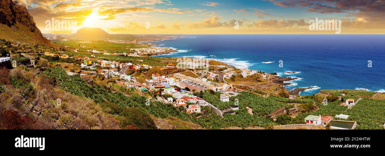 Spanien Strände. Sonnenuntergang Panorama Dorfküste und Bananenfeld auf Teneriffa. Wahrzeichen und Tourismus auf den Kanarischen Inseln. Stockfoto