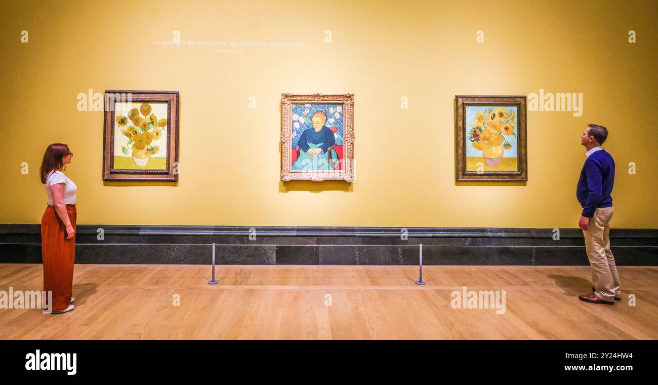 National Gallery, London, Großbritannien. September 2024. (L) Vincent van Gogh Sonnenblumen 1888Öl auf Leinwand(M) La Berceuse (das Schlaflied) 1889 Öl auf Leinwand (R) Leihgabe vom Philadelphia Museum of Art 14. September 2024 - 19. Januar 2025.Paul Quezada-Neiman/Alamy Live News ff Credit: Paul Quezada-Neiman/Alamy Live News Stockfoto