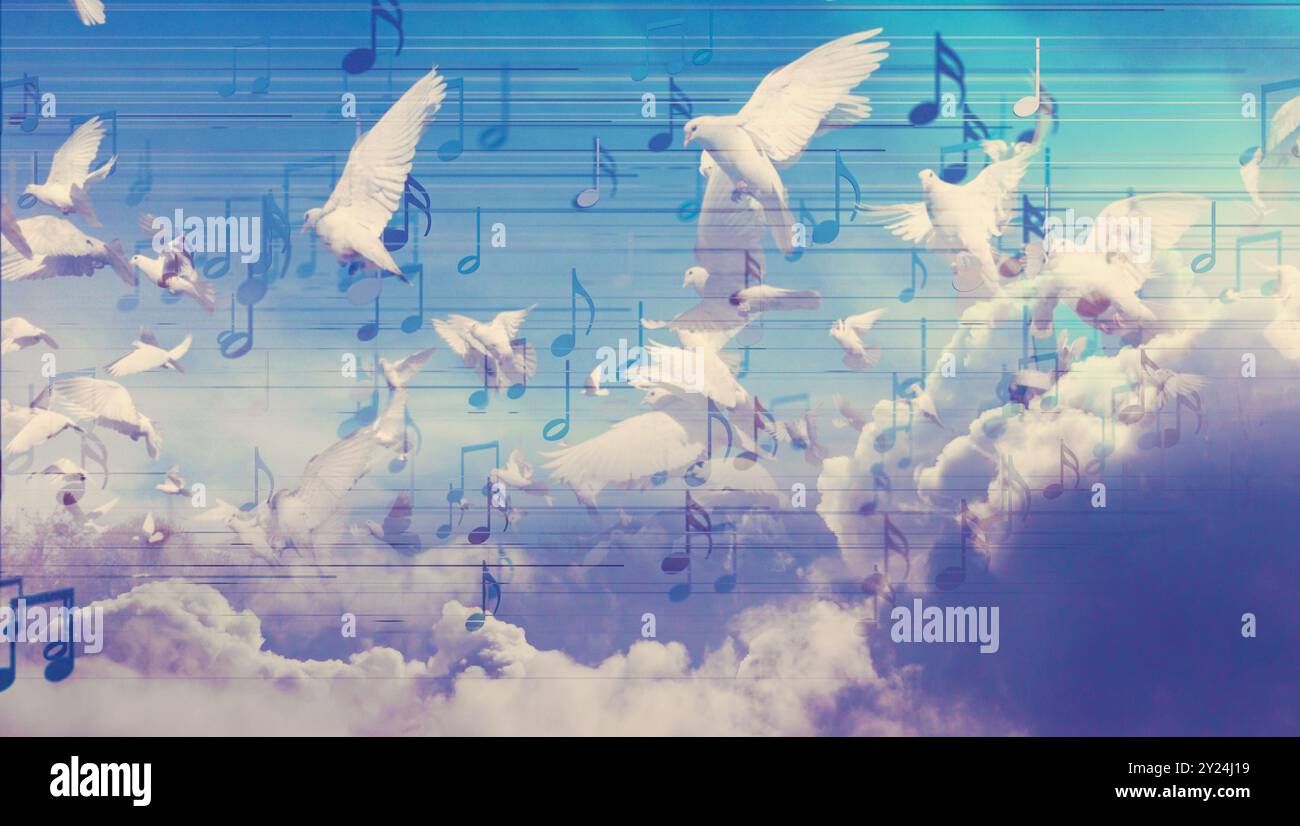 Abstrakter Hintergrund der Tauben, die in den Himmel fliegen. Musiknoten und musikalische Zeichen des abstrakten Notenblattes. Lieder und Melodiekonzept. Musik Hintergrunddesign. Stockfoto