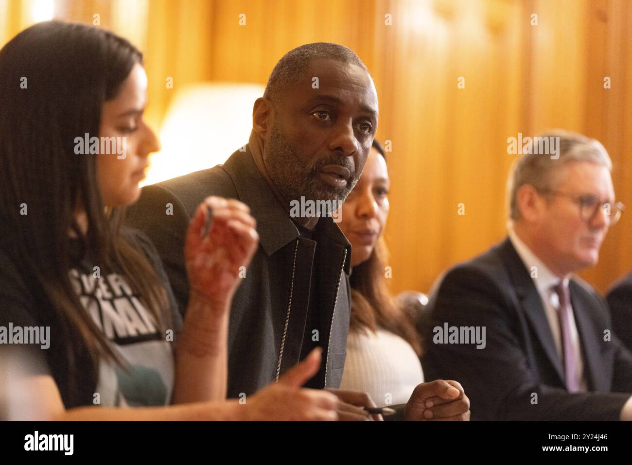 (Links nach rechts) Tanisha Dadar, Cousin von Ronan Kanda, der 2022 getötet wurde, Schauspieler Idris Elba, Yemi Hughes, dessen 19-jähriger Sohn Andre Aderemi 2016 ermordet wurde, und Premierminister Sir Keir Starmer während eines Messerverbrechens in der Downing Street 10 in London. Der Premierminister hat eine neue Koalition zur Bekämpfung der Messerkriminalität ins Leben gerufen, die verhindern soll, dass junge Menschen in gewalttätige Banden gezerrt werden. Bilddatum: Montag, 9. September 2024. Stockfoto