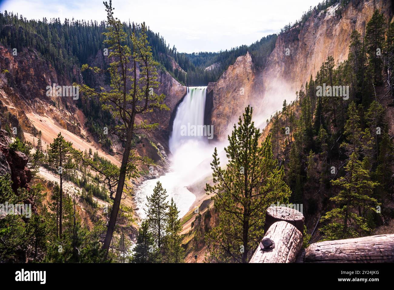 Upper Falls in Yellowstone, umgeben von Klippen und Bäumen. Stockfoto