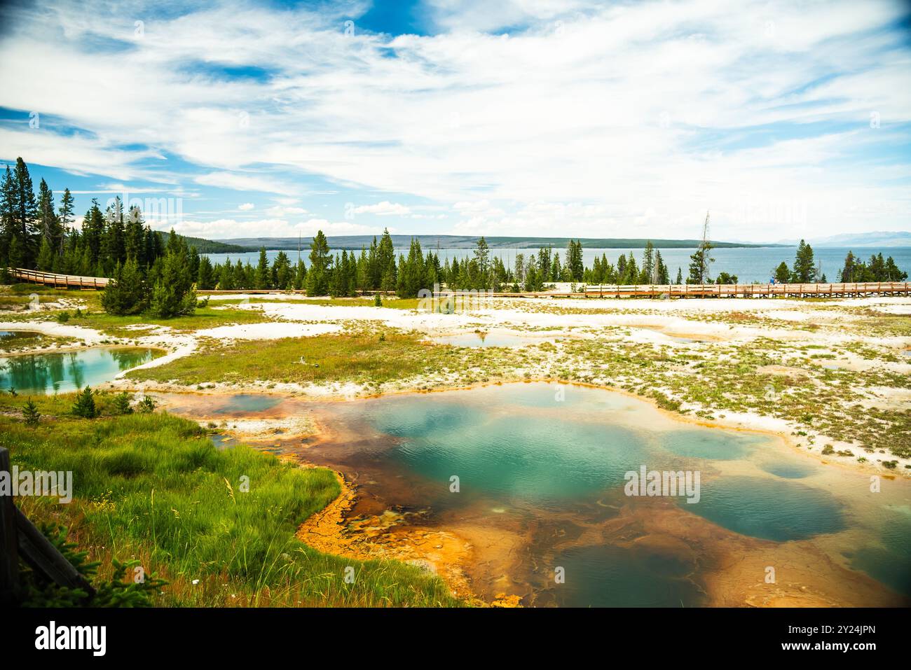 Geothermische Pools mit klarem blauem Wasser in Yellowstone. Stockfoto