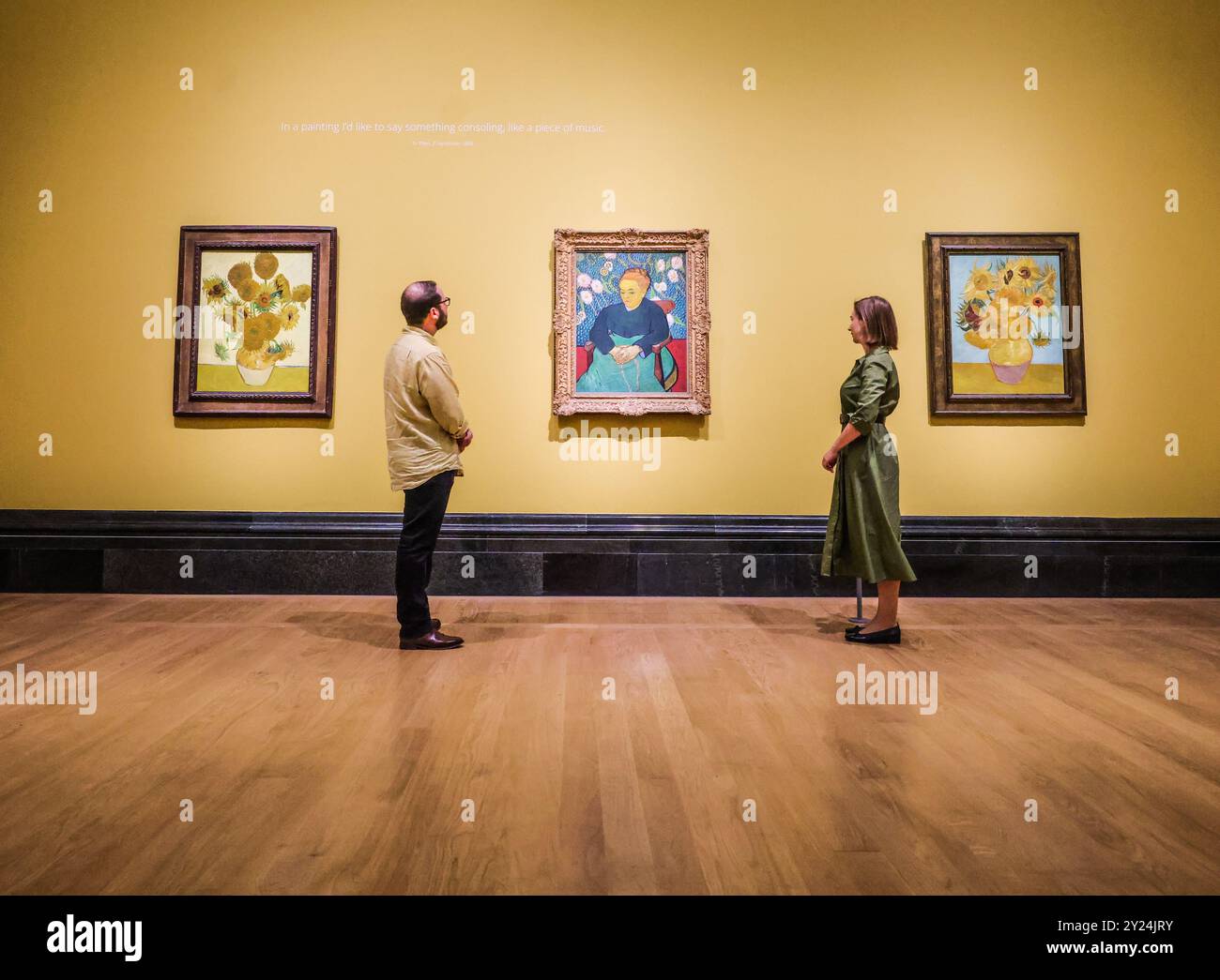 National Gallery, London, Großbritannien. September 2024. (L) Vincent van Gogh Sonnenblumen 1888Öl auf Leinwand(M) La Berceuse (das Schlaflied) 1889 Öl auf Leinwand (R) Leihgabe vom Philadelphia Museum of Art 14. September 2024 - 19. Januar 2025.Paul Quezada-Neiman/Alamy Live News ff Credit: Paul Quezada-Neiman/Alamy Live News Stockfoto