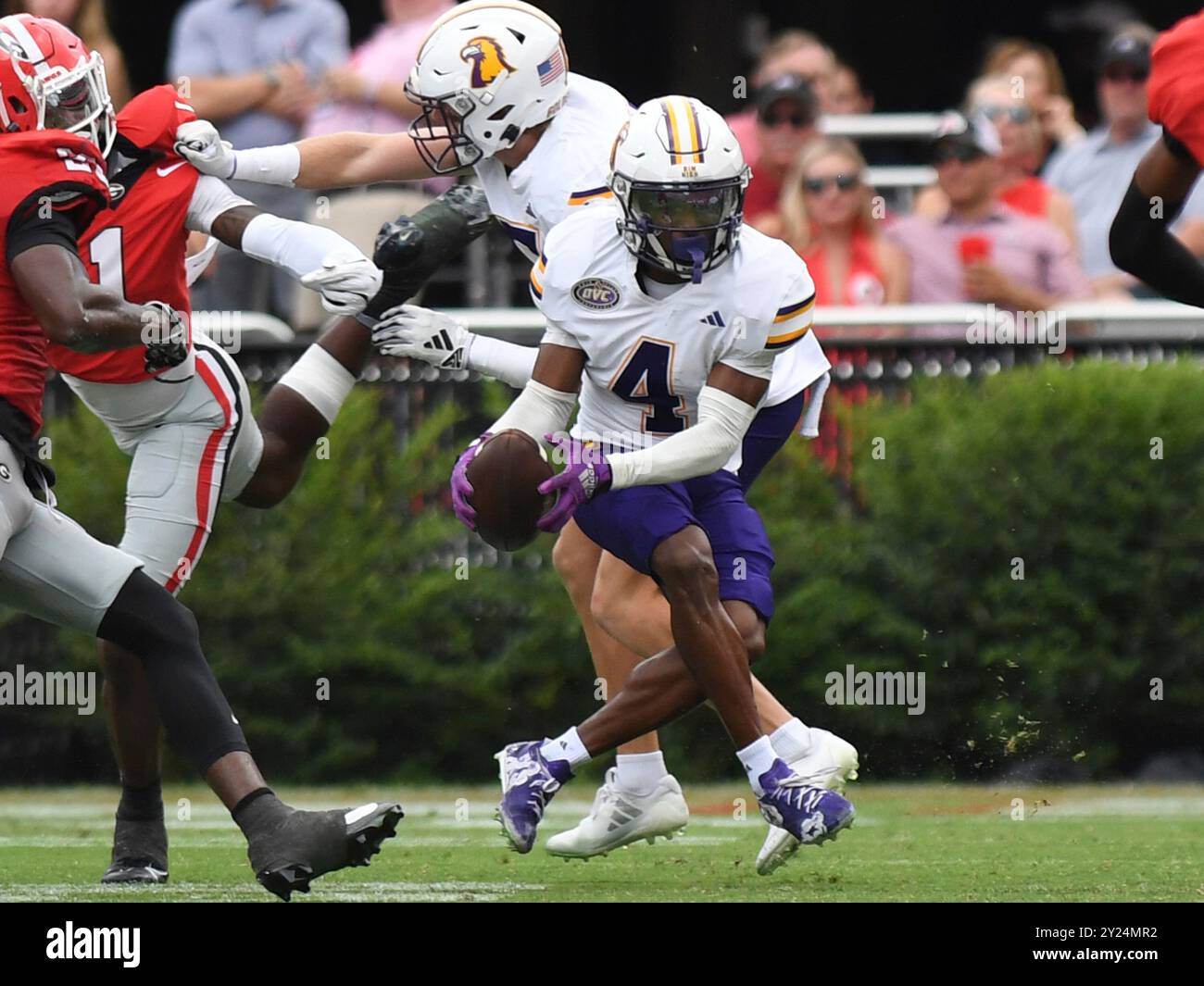 ATHENS, GA - SEPTEMBER 07: Tennessee Tech Golden Eagles wide receiver Jay Parker (4) makes a reception during the college football game between the Tennessee Tech Golden Eagles and the Georgia Bulldogs on September 07, 2024, at Sanford Stadium in Athens, GA. (Photo by Jeffrey Vest/Icon Sportswire) (Icon Sportswire via AP Images) Stockfoto