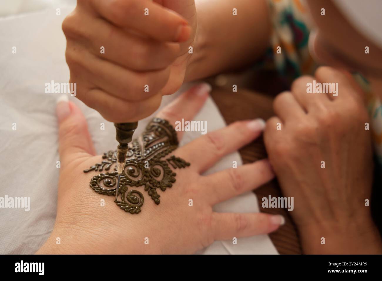 Temporäre Tätowierung von Frauenhänden mit Henna in der marokkanischen Region Marrakesch. Marrakesch, Marokko, Nordafrika. Foto: Hugo Martin/Alamy. Stockfoto