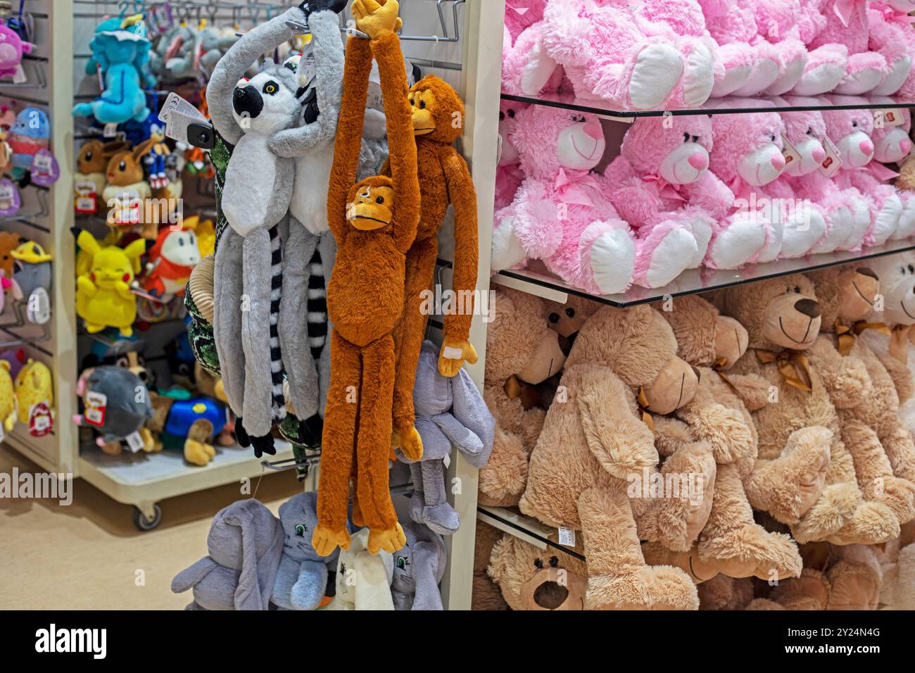 Beliebtes Spielzeug mit Bären und Teddybären in der Kinderabteilung. Kindheitstraum Stockfoto