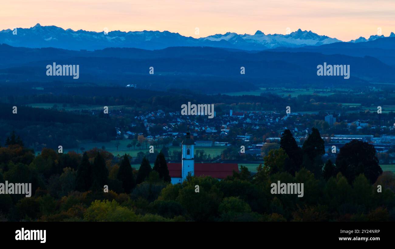 Leutkirch im Allgäu mit Kirche, Landschaft, Kühen, Weitsicht Stockfoto