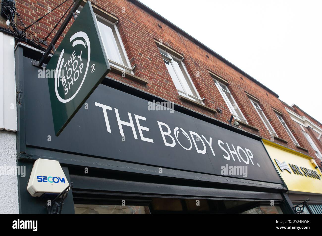 Windsor, Großbritannien. September 2024. Ein Bodyshop in Windsor, Berkshire. Der Kosmetikhändler Body Shop wurde Berichten zufolge aus der Verwaltung gerettet, bei einem Geschäft, das 133 Geschäfte offen halten wird. Charles Denton Ex Molton Brown wird CEO des Unternehmens, das von einem Konsortium unter der Leitung des britischen Kosmetikunternehmers Mike Jatania übernommen wurde. Man hofft, dass durch die Vereinbarung 1.000 Arbeitsplätze gerettet werden. Anfang des Jahres haben die Besitzer des Body Shop den Administrator Aurelius angerufen. Quelle: Maureen McLean/Alamy Live News Stockfoto