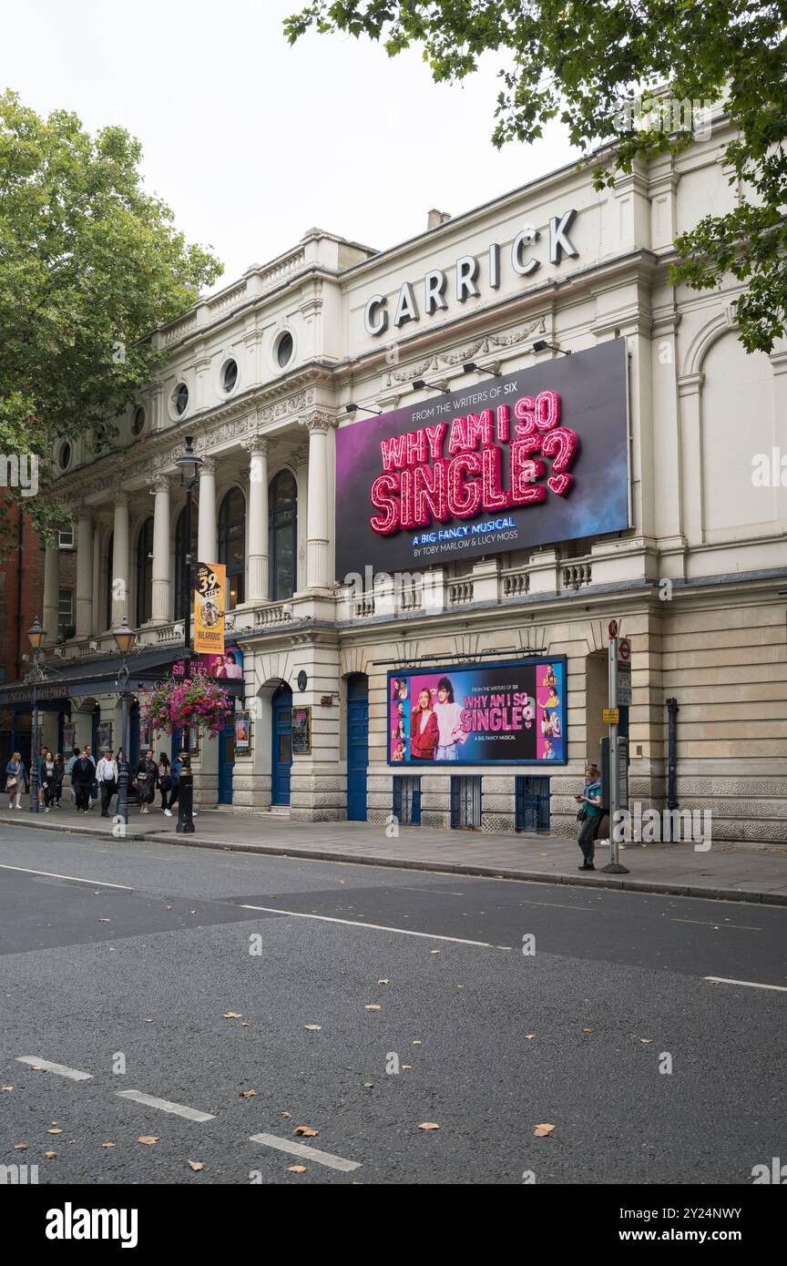 Äußere Hauptfassade Garrick Theater Charing Cross Road. Aktuelle Produktion wird auf einem großen Poster und einem beleuchteten Schild angekündigt. London England Großbritannien Stockfoto