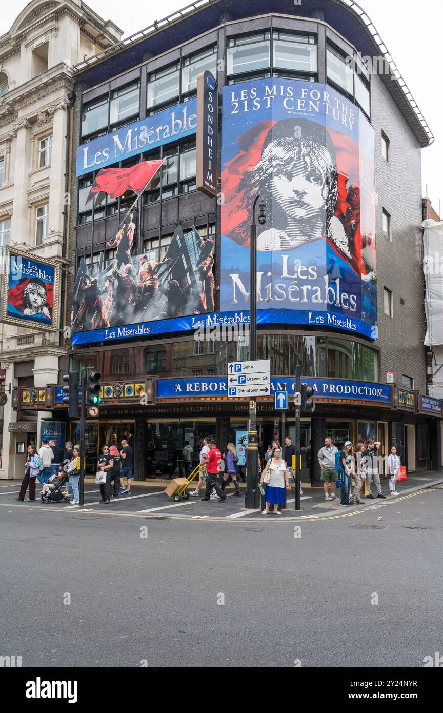 Straßenszene mit Leuten, die am Sondheim Theatre, einem Delfont Mackintosh Theatre auf der Shaftesbury Avenue London England, Großbritannien, vorbeikommen Stockfoto