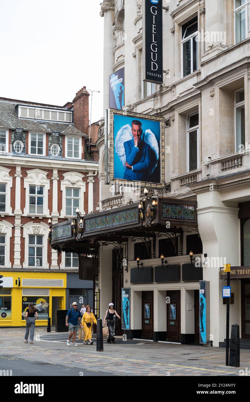 Straßenszene mit Menschen, die am Gielgud Theatre, einem Delfont Mackintosh Theatre auf der Shaftesbury Avenue London England, England, vorbeikommen Stockfoto