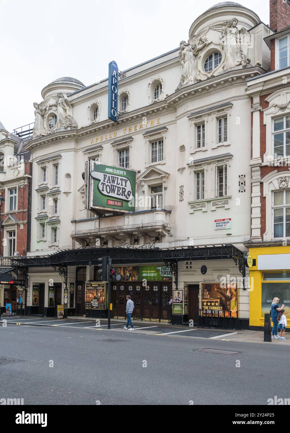 Außen an der Hauptfassade des Apollo Theatre, ein klassisches West End Theater in der Shaftesbury Avenue London England, Großbritannien Stockfoto