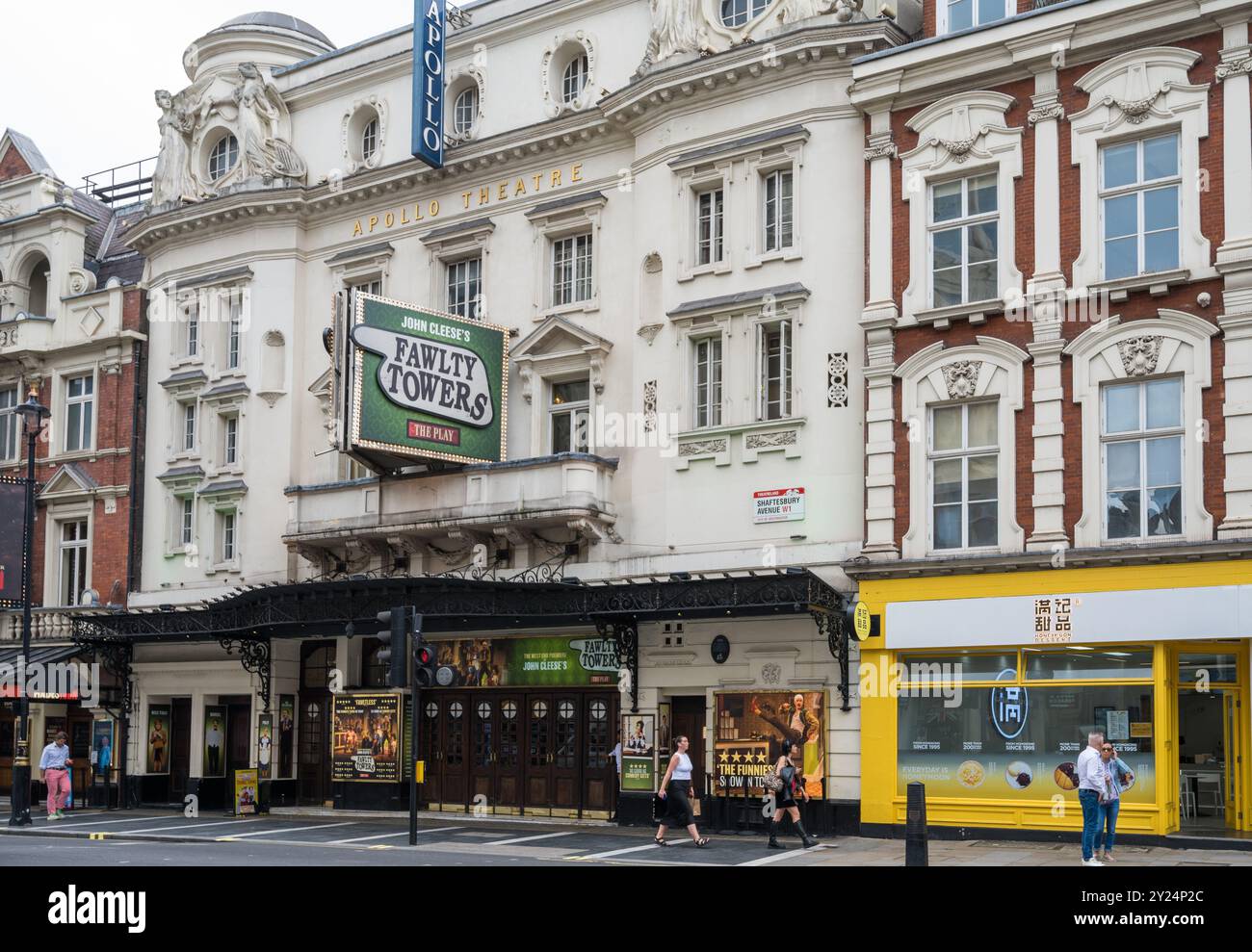Außen an der Hauptfassade des Apollo Theatre, ein klassisches West End Theater in der Shaftesbury Avenue London England, Großbritannien Stockfoto