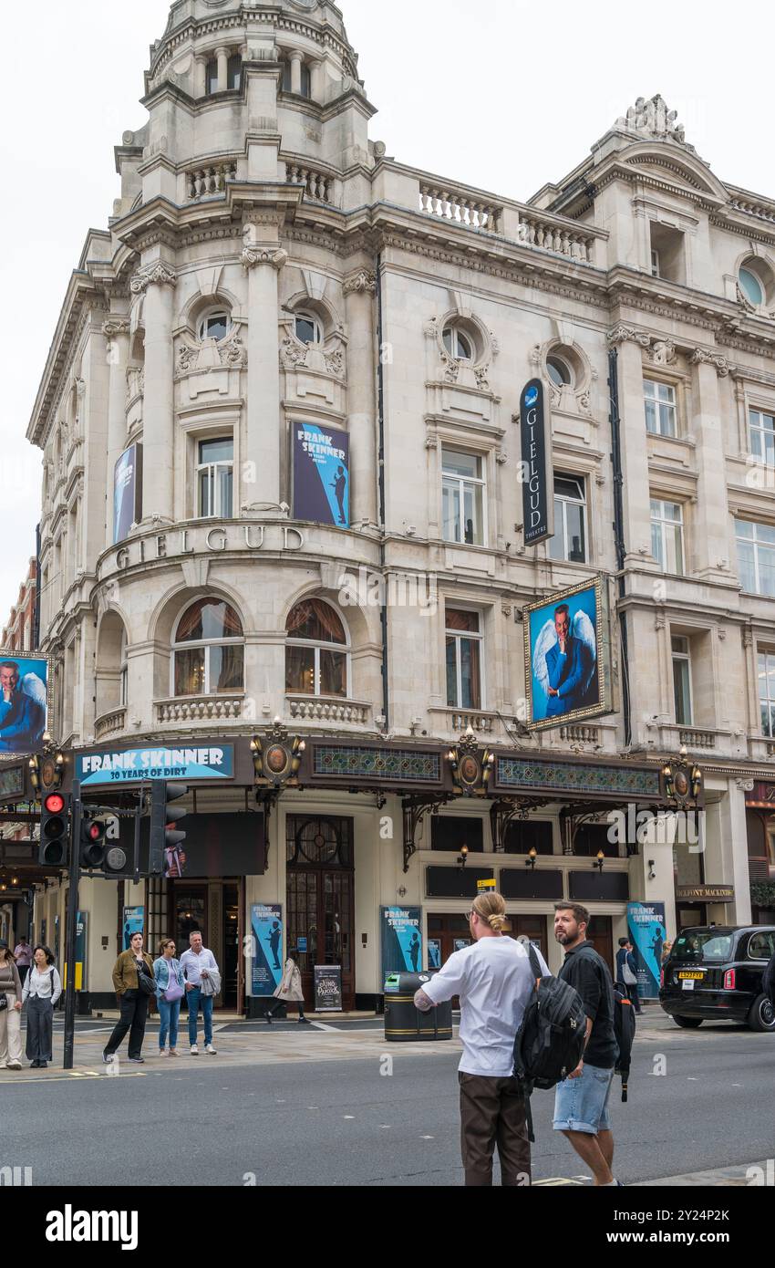 Straßenszene mit Menschen, die am Gielgud Theatre, einem Delfont Mackintosh Theatre auf der Shaftesbury Avenue London England, England, vorbeikommen Stockfoto