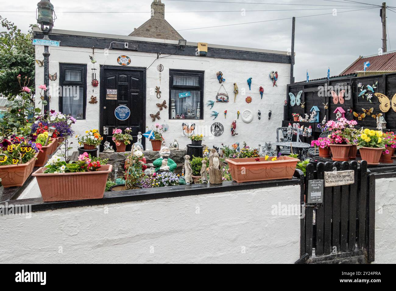 Ein bezaubernder und vielseitiger Garten in Footdee (Fittie), einem ehemaligen Fischerdorf, das heute Teil der Stadt Aberdeen in Schottland ist. Stockfoto