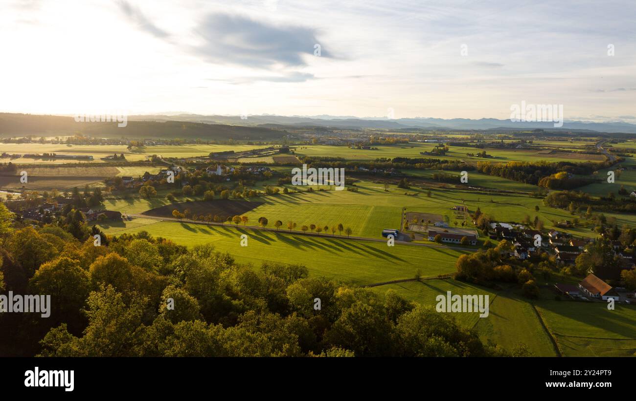 Leutkirch im Allgäu mit Kirche, Landschaft, Kühen, Weitsicht Stockfoto